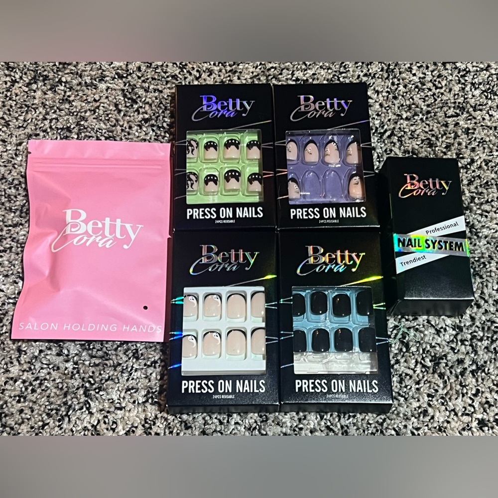 Betty Cora press on/glue on nails (4 sets), glue and glue off